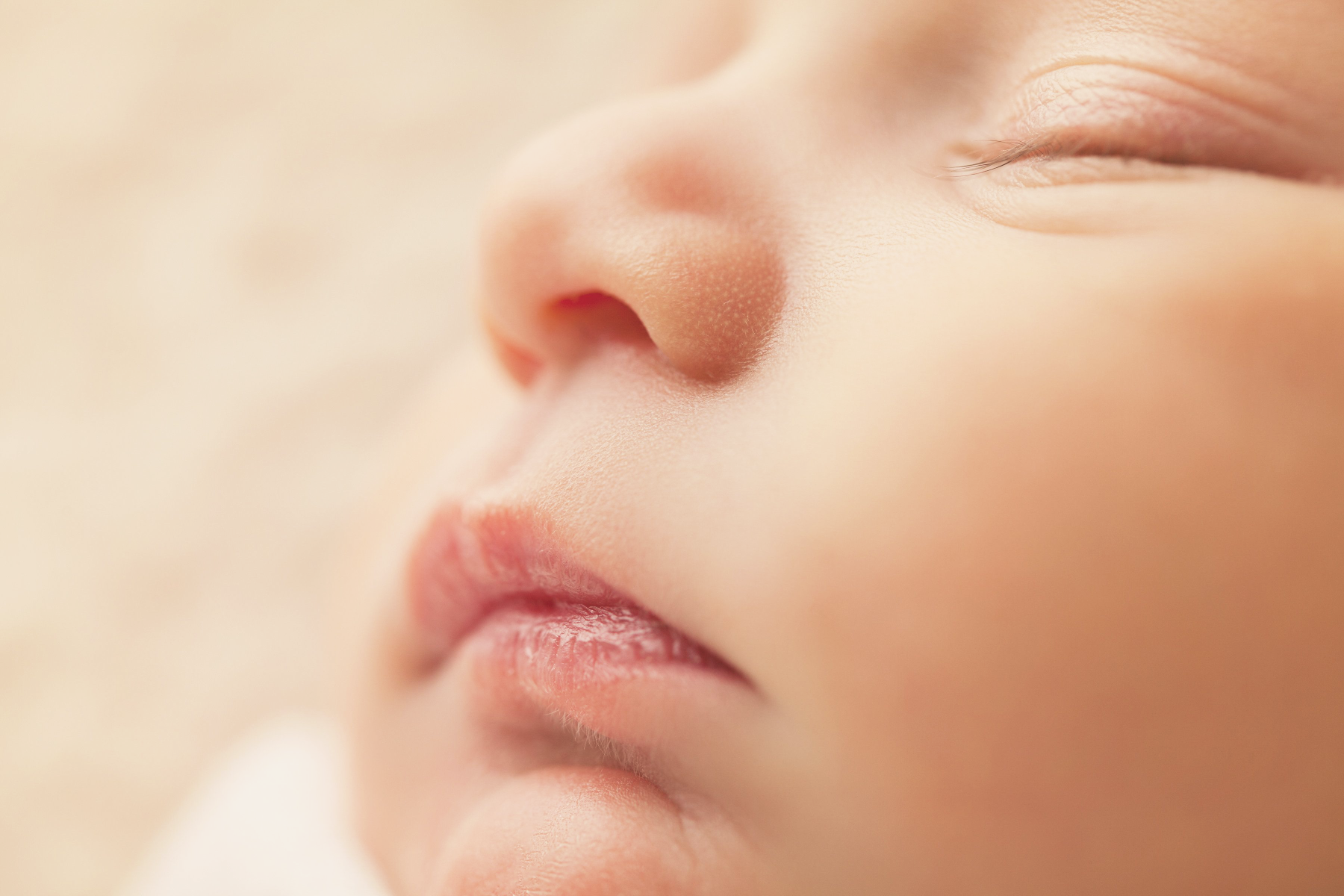 Slapende baby in ochtendlicht